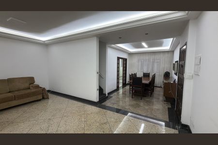 Casa à venda com 200m², 4 quartos e 4 vagas