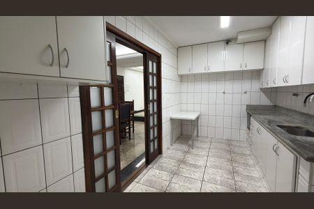 Casa à venda com 200m², 4 quartos e 4 vagas