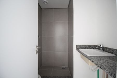 Banheiro de kitnet/studio à venda com 0 quarto, 30m² em Jardim do Salso, Porto Alegre