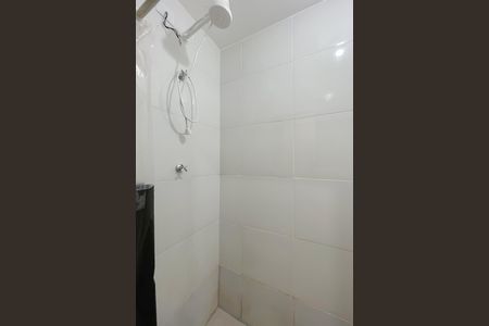 Banheiro de kitnet/studio para alugar com 1 quarto, 26m² em Jaguaribe, Osasco
