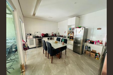 Casa à venda com 319m², 3 quartos e 3 vagas