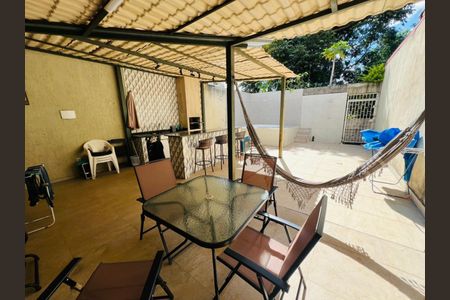 Casa à venda com 319m², 3 quartos e 3 vagas