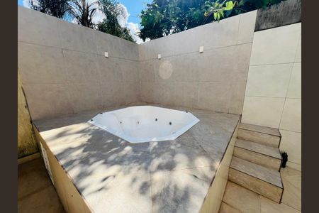 Casa à venda com 319m², 3 quartos e 3 vagas