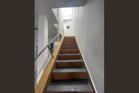 Casa à venda com 350m², 7 quartos e 2 vagas Casa à venda com 350m², 7 quartos e 2 vagasEscada