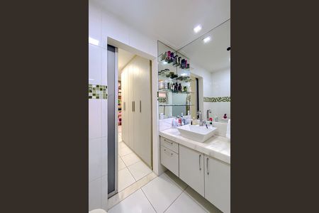 Casa à venda com 184m², 2 quartos e 2 vagasBanheiro da Suíte 2