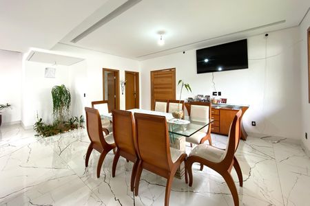 Casa à venda com 1000m², 4 quartos e 8 vagas Casa à venda com 1000m², 4 quartos e 8 vagasSala