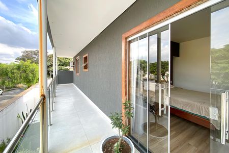 Casa à venda com 1000m², 4 quartos e 8 vagas Casa à venda com 1000m², 4 quartos e 8 vagasVaranda da Suite