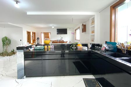 Casa à venda com 1000m², 4 quartos e 8 vagas Casa à venda com 1000m², 4 quartos e 8 vagasCozinha