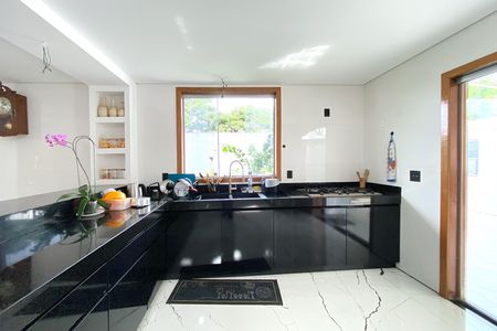 Casa à venda com 1000m², 4 quartos e 8 vagas Casa à venda com 1000m², 4 quartos e 8 vagasCozinha
