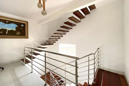 Casa à venda com 1000m², 4 quartos e 8 vagas Casa à venda com 1000m², 4 quartos e 8 vagasHall da Escada