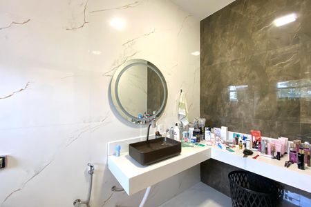 Casa à venda com 1000m², 4 quartos e 8 vagas Casa à venda com 1000m², 4 quartos e 8 vagasBanheiro da Suíte 1