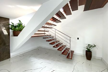 Casa à venda com 1000m², 4 quartos e 8 vagas Casa à venda com 1000m², 4 quartos e 8 vagasHall da Escada