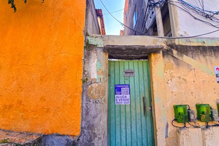 Casa à venda com 360m², 3 quartos e sem vaga Casa à venda com 360m², 3 quartos e sem vagaFachada casa com placa