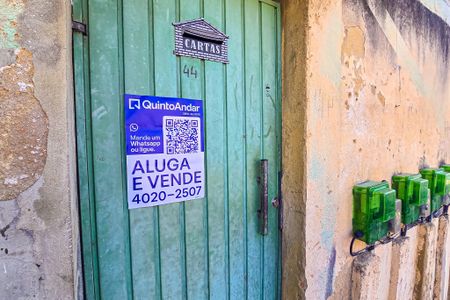 Casa à venda com 360m², 3 quartos e sem vaga Casa à venda com 360m², 3 quartos e sem vagaFachada casa com placa