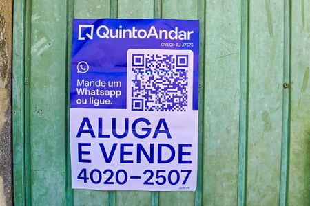 Casa à venda com 360m², 3 quartos e sem vaga Casa à venda com 360m², 3 quartos e sem vagaFachada casa com placa