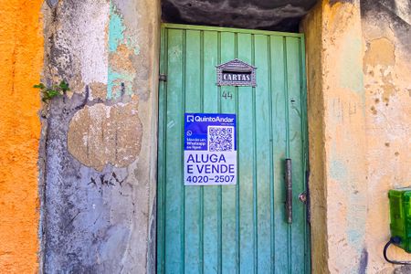 Casa à venda com 360m², 3 quartos e sem vaga Casa à venda com 360m², 3 quartos e sem vagaFachada casa com placa
