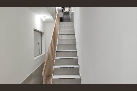 Casa para alugar com 110m², 2 quartos e sem vaga Casa para alugar com 110m², 2 quartos e sem vagaEscada externa