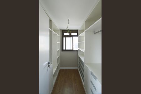 Apartamento à venda com 244m², 4 quartos e 5 vagas Apartamento à venda com 244m², 4 quartos e 5 vagasCloset Suite 1