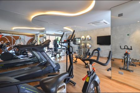 Apartamento à venda com 244m², 4 quartos e 5 vagas Apartamento à venda com 244m², 4 quartos e 5 vagasÁrea comum - Academia