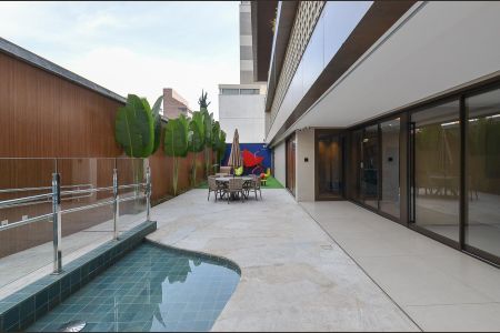 Apartamento à venda com 244m², 4 quartos e 5 vagas Apartamento à venda com 244m², 4 quartos e 5 vagasÁrea comum - Piscina
