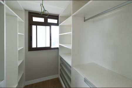 Apartamento à venda com 244m², 4 quartos e 5 vagas Apartamento à venda com 244m², 4 quartos e 5 vagasCloset Suite 1