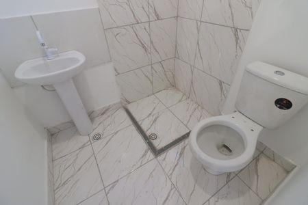 Banheiro de kitnet/studio para alugar com 1 quarto, 24m² em Rochdale, Osasco