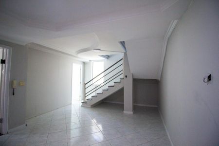 Casa para alugar com 221m², 4 quartos e 2 vagas Casa para alugar com 221m², 4 quartos e 2 vagasSala de Jantar