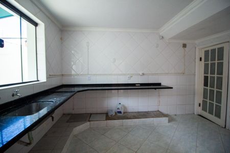 Casa para alugar com 221m², 4 quartos e 2 vagas Casa para alugar com 221m², 4 quartos e 2 vagasCozinha
