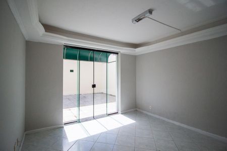 Casa para alugar com 221m², 4 quartos e 2 vagas Casa para alugar com 221m², 4 quartos e 2 vagasEscritório