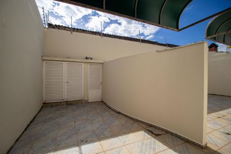 Casa para alugar com 221m², 4 quartos e 2 vagas Casa para alugar com 221m², 4 quartos e 2 vagasÁrea externa