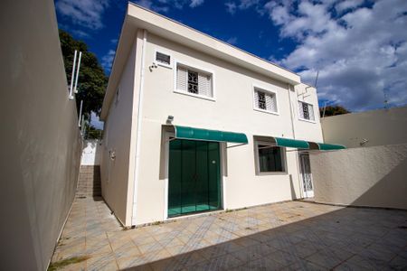 Casa para alugar com 221m², 4 quartos e 2 vagas Casa para alugar com 221m², 4 quartos e 2 vagasÁrea externa