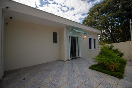 Casa para alugar com 221m², 4 quartos e 2 vagas Casa para alugar com 221m², 4 quartos e 2 vagasFachada