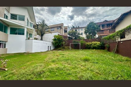 Casa à venda com 438m², 5 quartos e 6 vagas Casa à venda com 438m², 5 quartos e 6 vagasCampinho