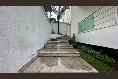 Casa à venda com 438m², 5 quartos e 6 vagas Casa à venda com 438m², 5 quartos e 6 vagasEntrada da casa