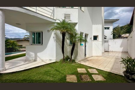Casa à venda com 438m², 5 quartos e 6 vagas Casa à venda com 438m², 5 quartos e 6 vagasLateral da casa
