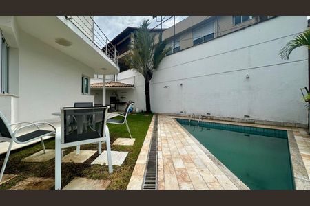 Casa à venda com 438m², 5 quartos e 6 vagas Casa à venda com 438m², 5 quartos e 6 vagasÁrea de piscina