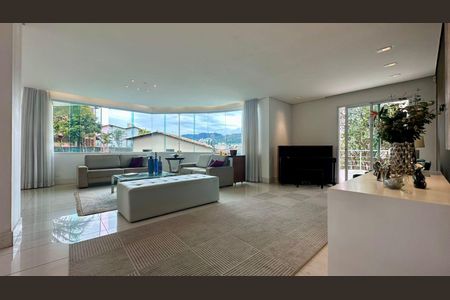 Casa à venda com 438m², 5 quartos e 6 vagas Casa à venda com 438m², 5 quartos e 6 vagasSala