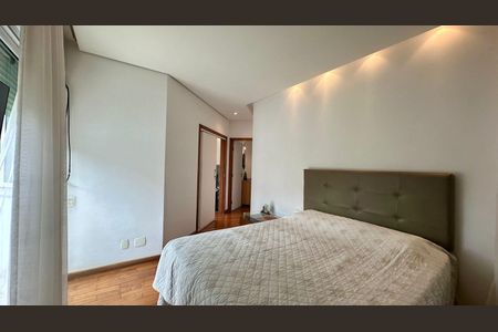 Casa à venda com 438m², 5 quartos e 6 vagas Casa à venda com 438m², 5 quartos e 6 vagasQuarto