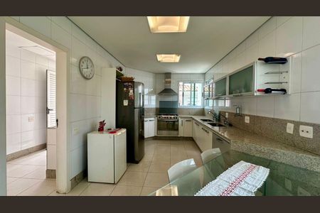 Casa à venda com 438m², 5 quartos e 6 vagas Casa à venda com 438m², 5 quartos e 6 vagasCozinha