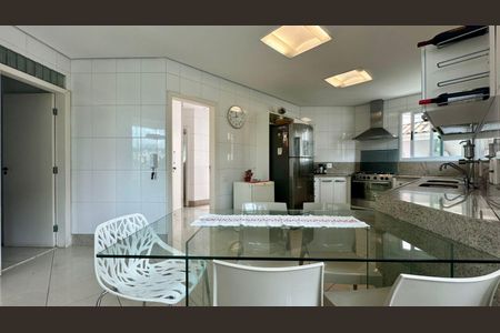 Casa à venda com 438m², 5 quartos e 6 vagas Casa à venda com 438m², 5 quartos e 6 vagasCozinha