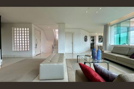 Casa à venda com 438m², 5 quartos e 6 vagas Casa à venda com 438m², 5 quartos e 6 vagasSala