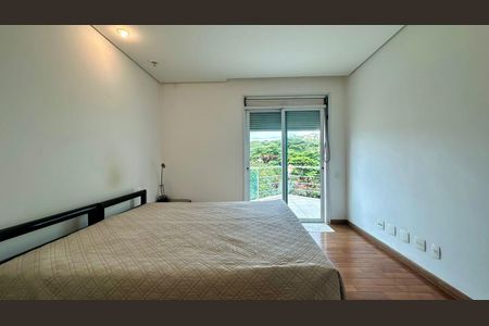 Casa à venda com 438m², 5 quartos e 6 vagas Casa à venda com 438m², 5 quartos e 6 vagasQuarto