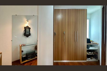 Casa à venda com 438m², 5 quartos e 6 vagas Casa à venda com 438m², 5 quartos e 6 vagasCloset