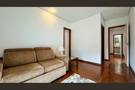 Casa à venda com 438m², 5 quartos e 6 vagas Casa à venda com 438m², 5 quartos e 6 vagasQuarto