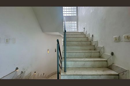 Casa à venda com 438m², 5 quartos e 6 vagas Casa à venda com 438m², 5 quartos e 6 vagasEscadas