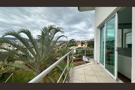 Casa à venda com 438m², 5 quartos e 6 vagas Casa à venda com 438m², 5 quartos e 6 vagasVaranda
