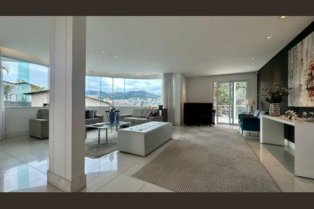 Casa à venda com 438m², 5 quartos e 6 vagas Casa à venda com 438m², 5 quartos e 6 vagasSala