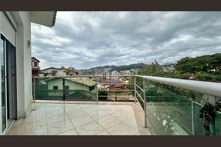 Casa à venda com 438m², 5 quartos e 6 vagas Casa à venda com 438m², 5 quartos e 6 vagasVaranda