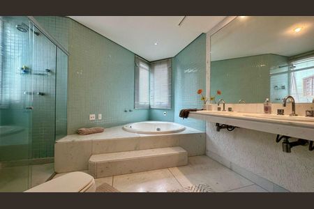 Casa à venda com 438m², 5 quartos e 6 vagas Casa à venda com 438m², 5 quartos e 6 vagasBanheiro