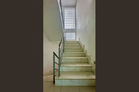 Casa à venda com 438m², 5 quartos e 6 vagas Casa à venda com 438m², 5 quartos e 6 vagasEscadas